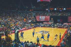 米兰体育官网-拜仁慕尼黑再度领跑德甲，争夺多项头衔