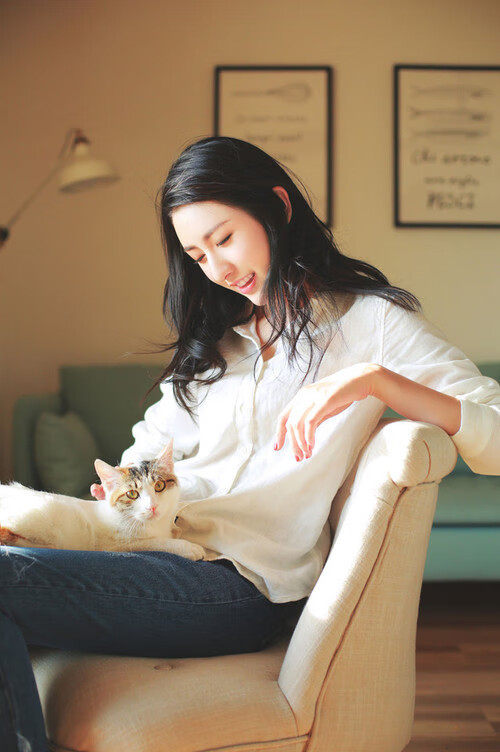 “2025世界运动会:运动舞蹈赛场,舞者以极限动作挑战完美姿态”