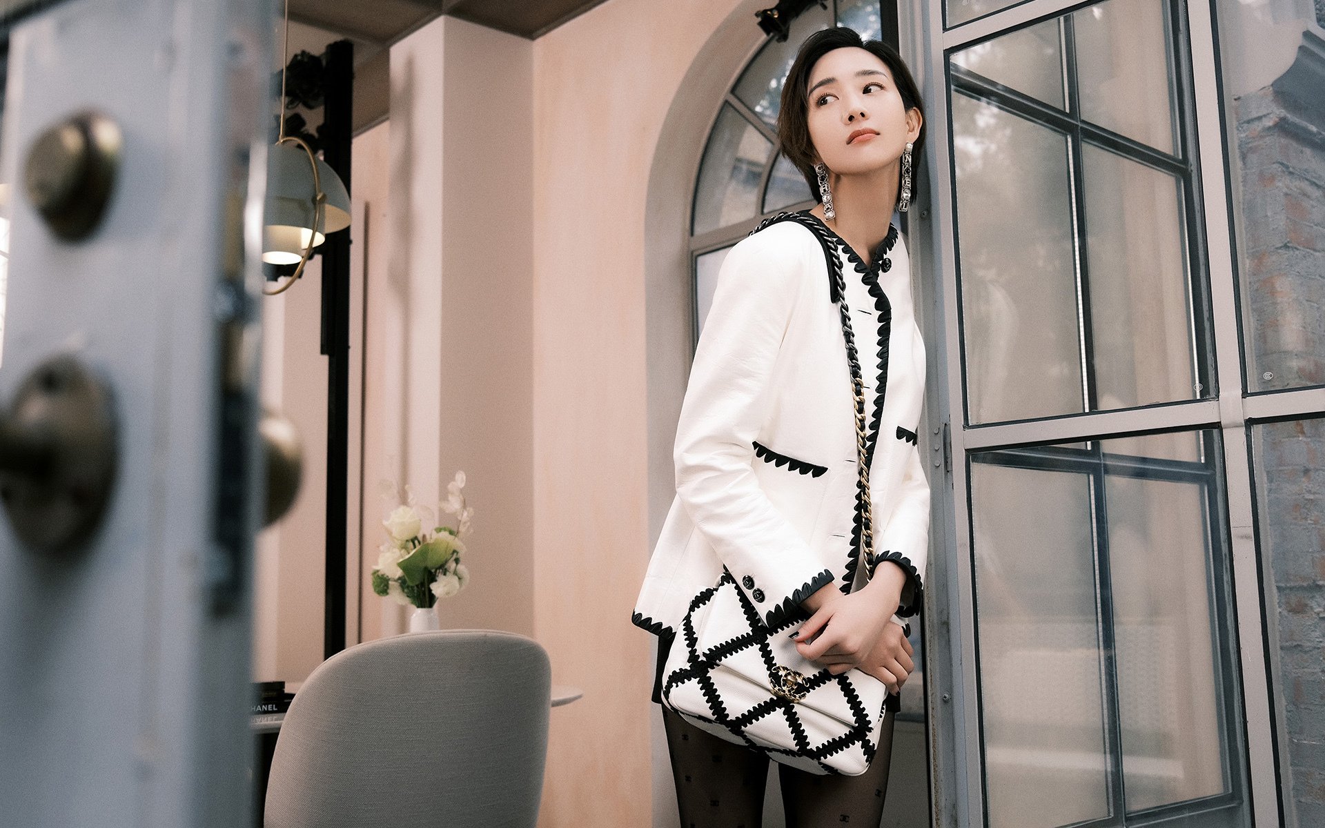 中场站位分层是否影响后场出球线路选择，中场分几种