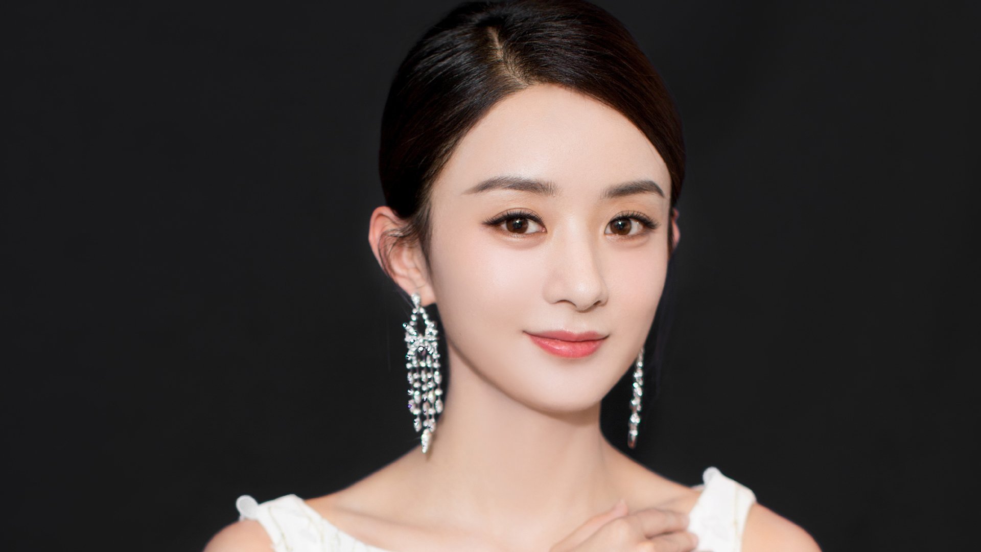 中锋做球与背身牵制作用突出,篮球中锋背打视频教程