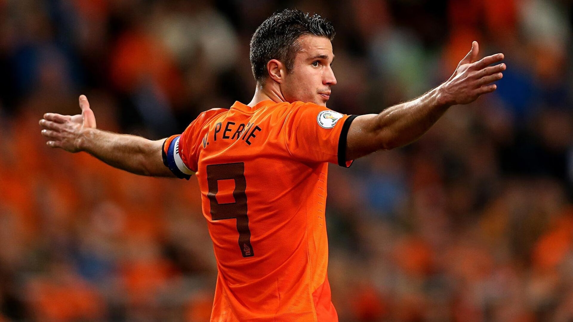 埃弗顿前场拼抢频繁打乱对方部署，埃弗顿中场