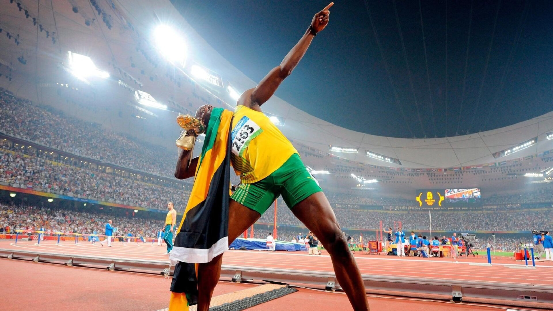 女子蝶泳赛场再现张雨霏风采，张雨霏晋级蝶泳决赛视频