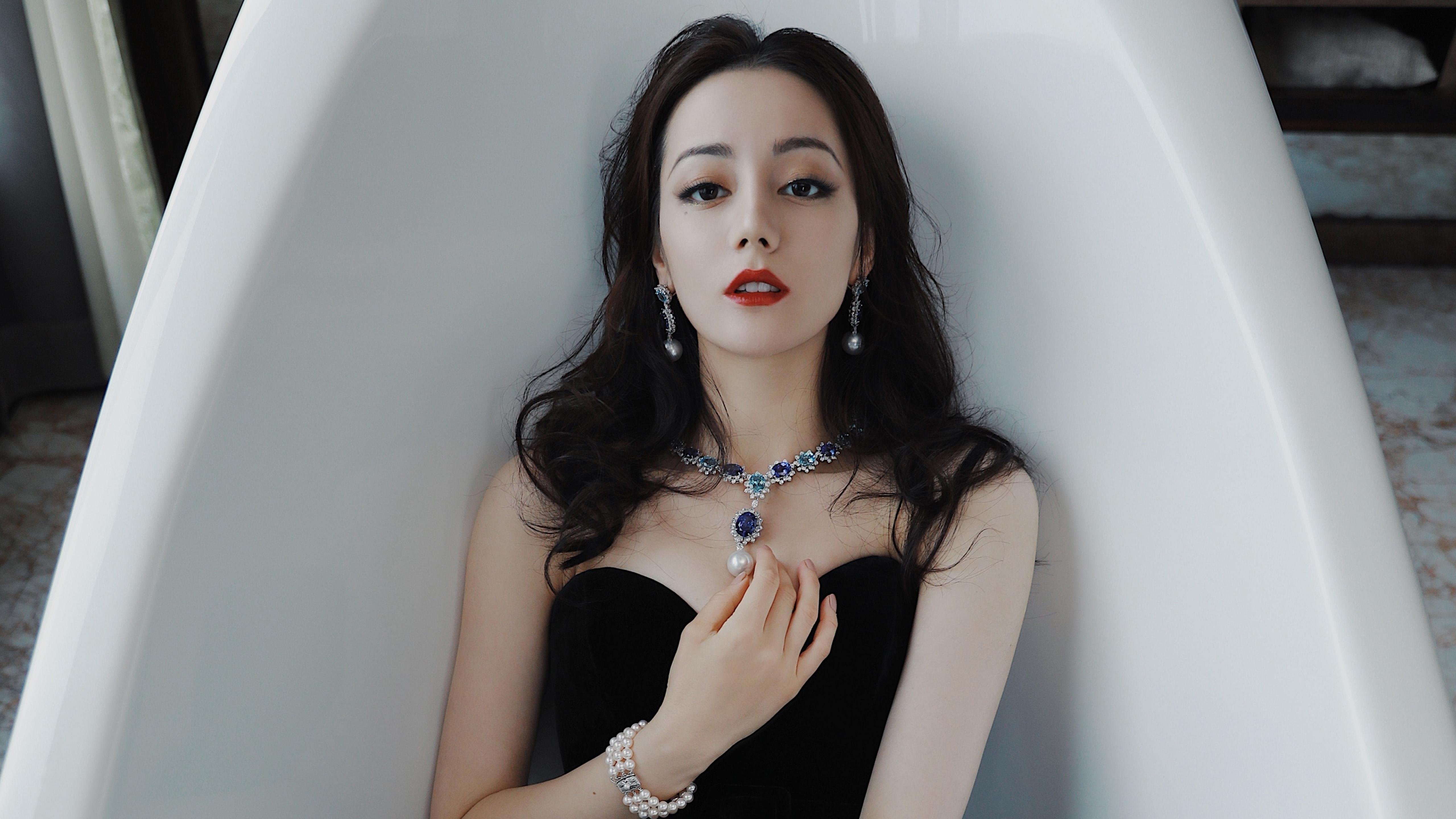 战术体系日益丰富球队逐步形成多元打法适应不同对手风格,球员布置战术